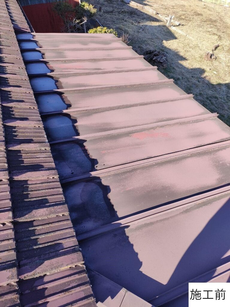 下屋根部分です。汚れが目立ちます。